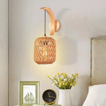 een bohemien wandlamp van touw en hout hangt aan de muur in een lichte slaapkamer