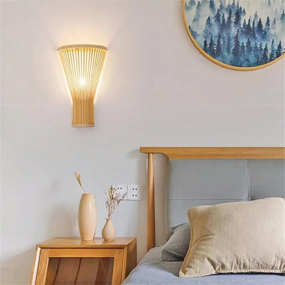 een bamboemuurlamp in bohemian-stijl op een witte muur in een slaapkamer
