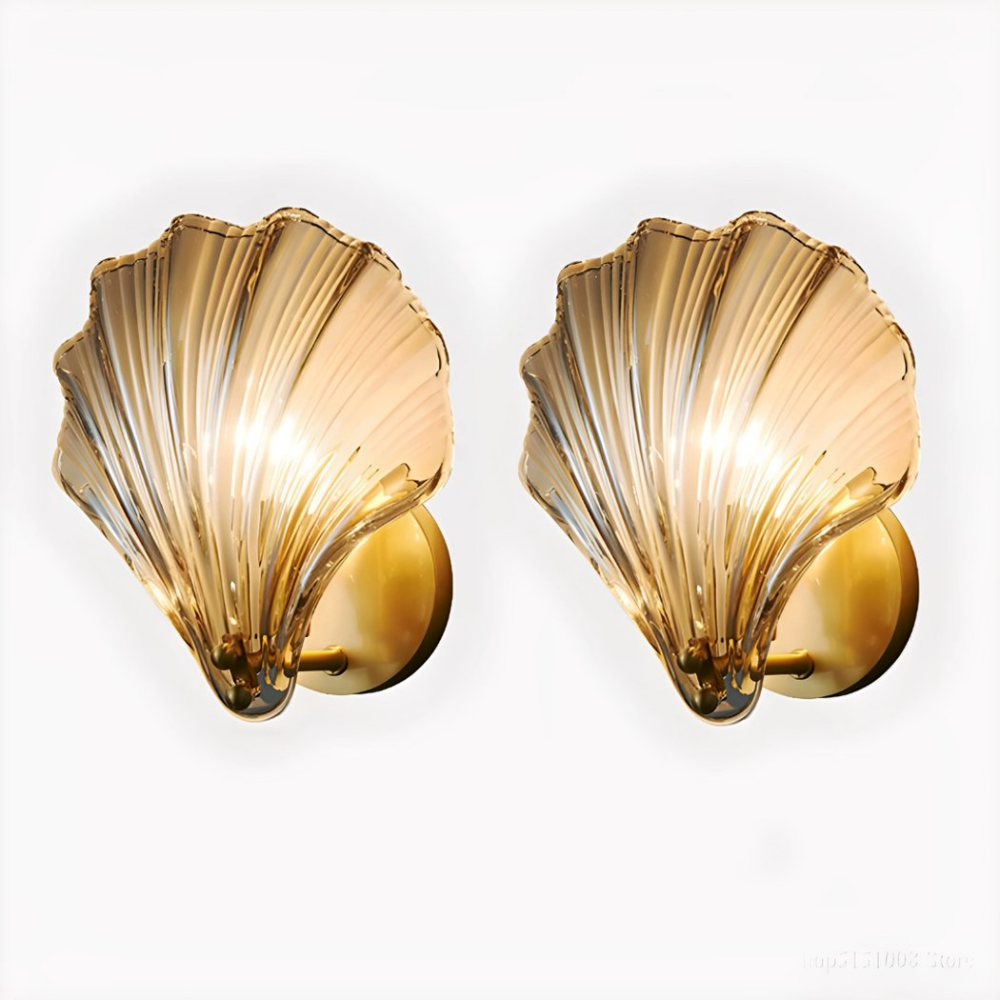 Twee schelpvormige wandlampen