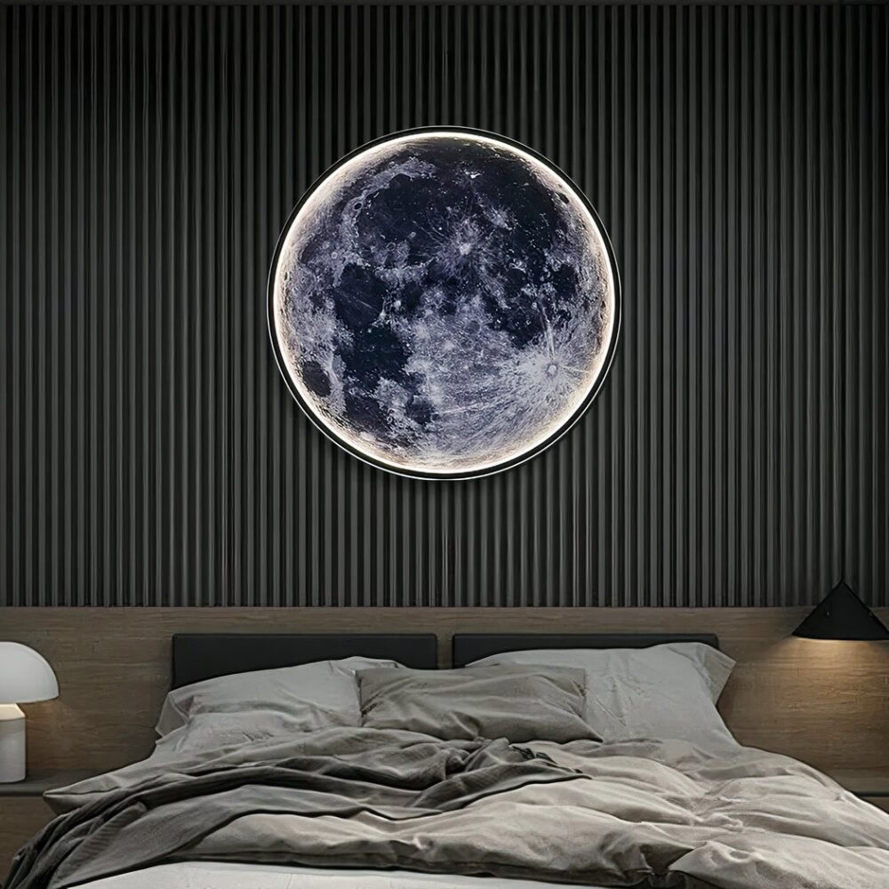 Een realistische maanvormige wandlamp is te zien boven een bed met losse dekens