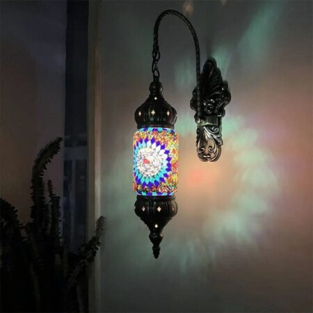 we zien een wandlamp op een muur het is in mozaïek in de oosterse stijl en veelkleurig