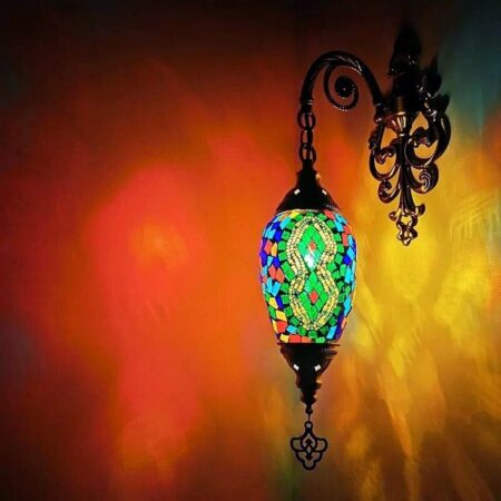 op een muur zien we een wandlamp geschroefd in het is ijzer en mozaïek stijl oosterse veelkleurige