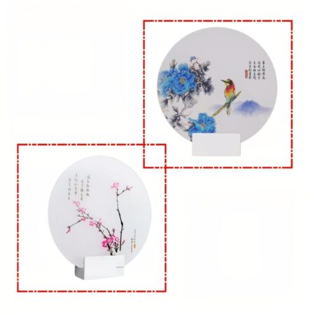 op een witte achtergrond zien we twee wandlampen in Japanse stijl, de ene met blauwe bloemen en de andere met roze sakura takken