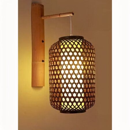 we zien een bamboemuurlamp in bohemian-stijl aan de muur hangen