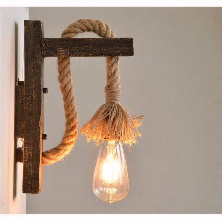 Hangende vintage wandlamp van hout en hennep, opgehangen aan de muur en verlicht door een warm LED-lampje
