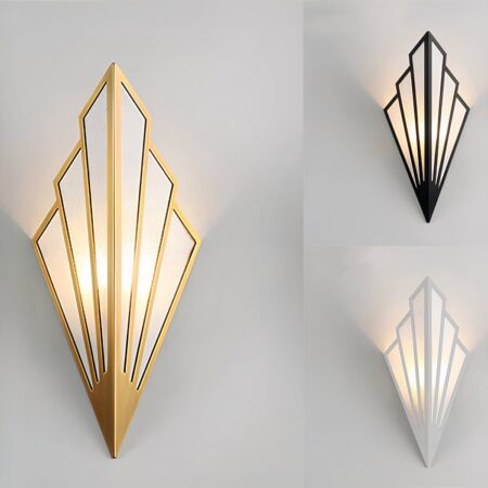 Identieke wandlamp in een andere kleur. Geometrische ruitvorm met metalen structuur en stof. De linker is goud, de rechter boven zwart en de rechter onder wit. Ze zijn verlicht en stralen zichtbaar licht uit door de stof en boven de wandlamp