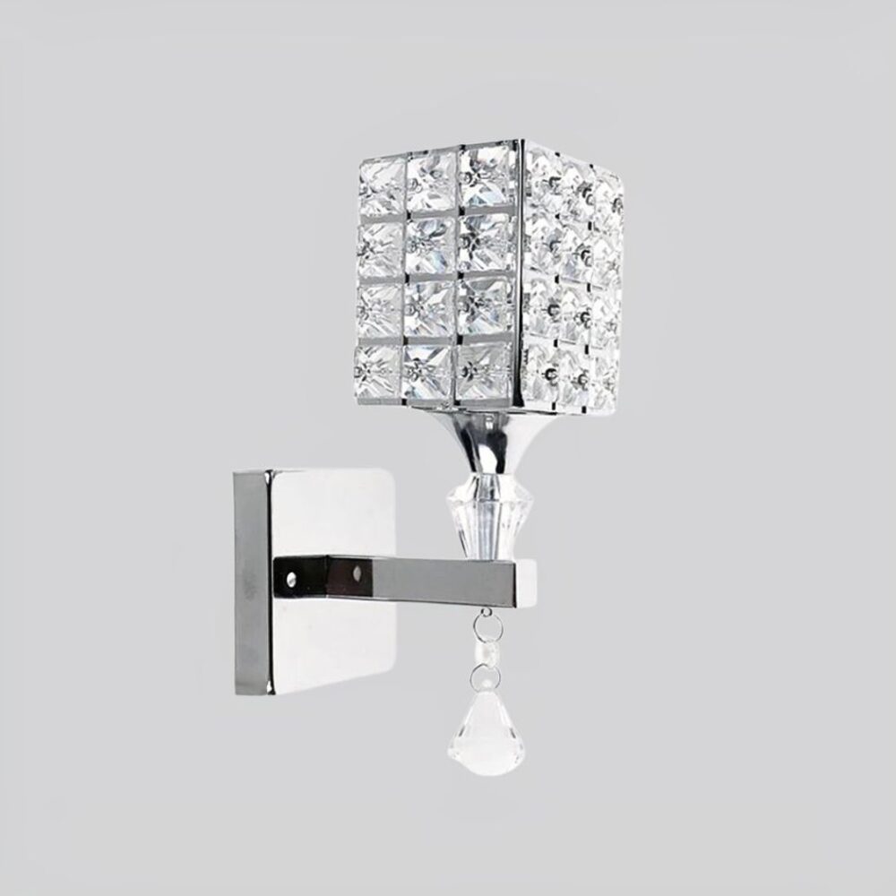 een vierkante kristallen wandlamp wordt getoond tegen een lichtgrijze achtergrond