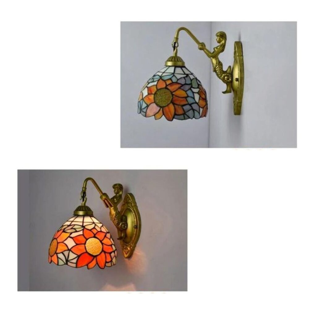 een Tiffany-stijl wandlamp met een bloemmotief wordt getoond op een lichtgrijze muur