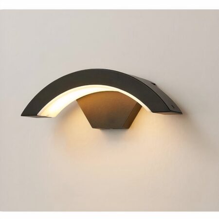 Wandlamp in de vorm van een halve maan van zwart aluminium met LED's die van onderaf oplichten, gemonteerd op een witte muur.