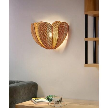 in een kantoor met een donkergrijze muur zien we een rieten wandlamp in de vorm van een bloem