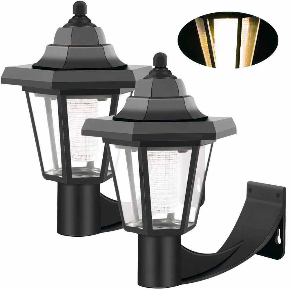 2 wandlampen op een witte achtergrond. In de vorm van zwarte lantaarns, met de lampen uit en er doorheen zichtbaar. Rechtsboven een luchtbel met een brandende gloeilamp met een warm licht.