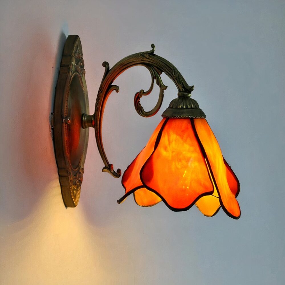 we zien een wandlamp in de vorm van een oranje hangende bloem in de Tiffany-stijl