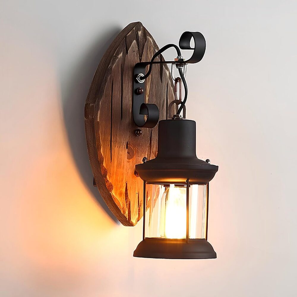 Vintage wandlamp met een ovale houten plaat als steun die een zwart metalen en glazen ophanging vasthoudt waarin een gloeilamp brandt.