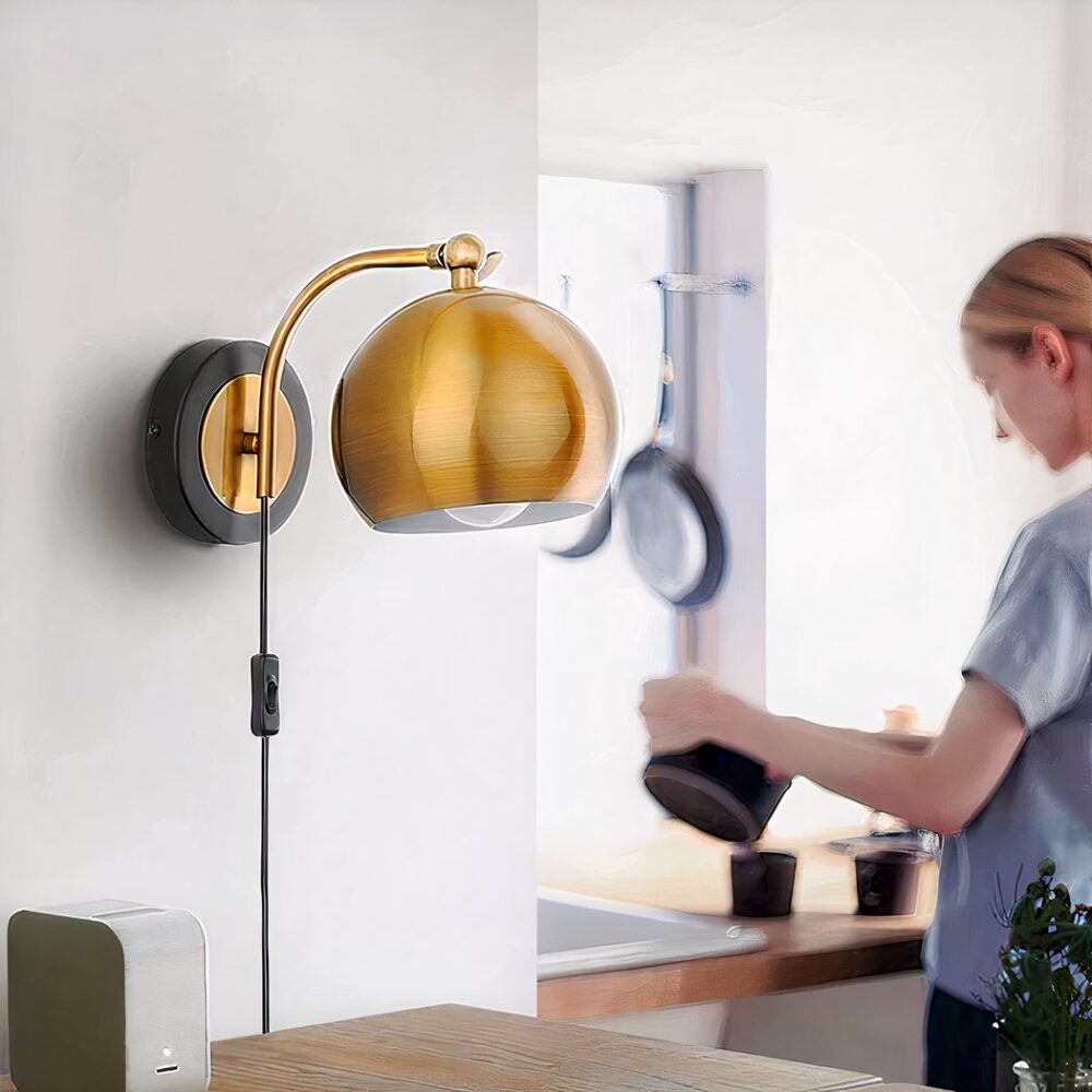 Bedrade wandlamp in industriële stijl in gouden bol