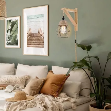 Bedrade wandlamp met retro houten frame gemonteerd op een woonkamer muur