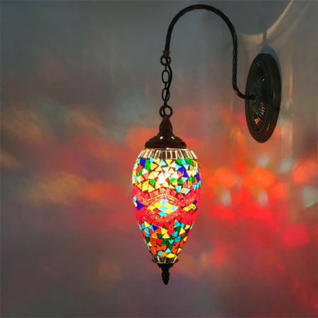 Een oosterse mozaïek wandlamp bevestigd aan een muur