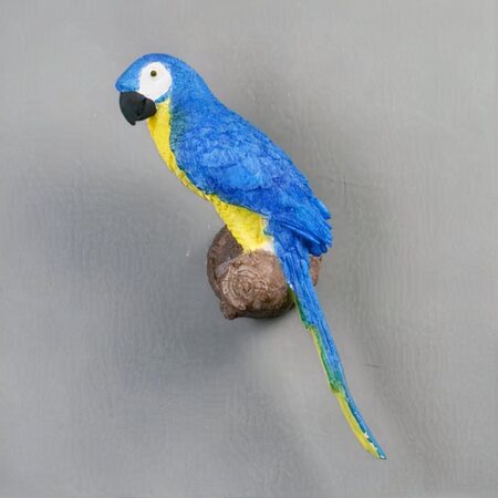 op een lichtgrijze muur, een wandlamp in de vorm van een blauwe papegaai