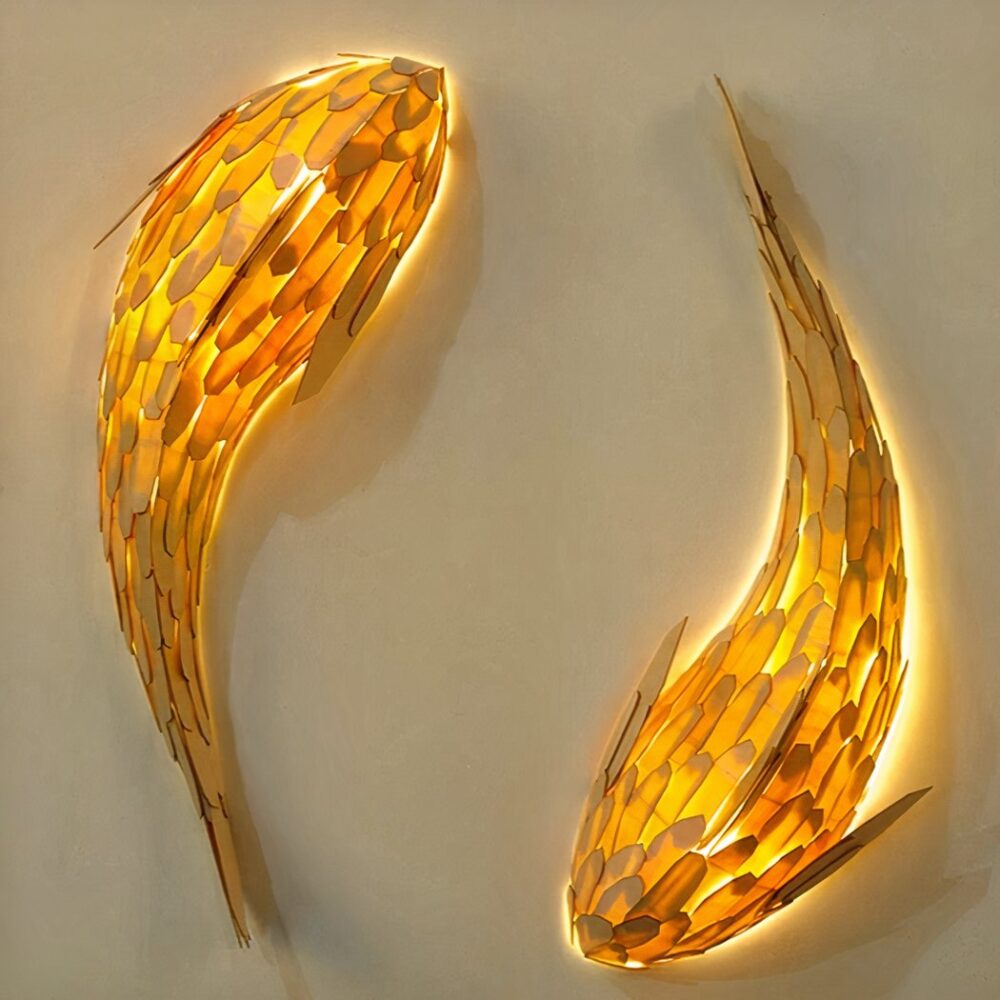 op een lichtgrijze muur staan twee wandlampen in Japanse stijl in de vorm van vissen ze zijn ingeschakeld