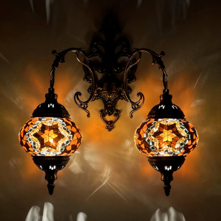 Een tweekoppige wandlamp in oosterse stijl met mozaïeken in elke kleur