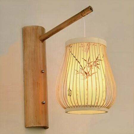 op een beige muur brandt een bamboelantaarn in Japanse stijl
