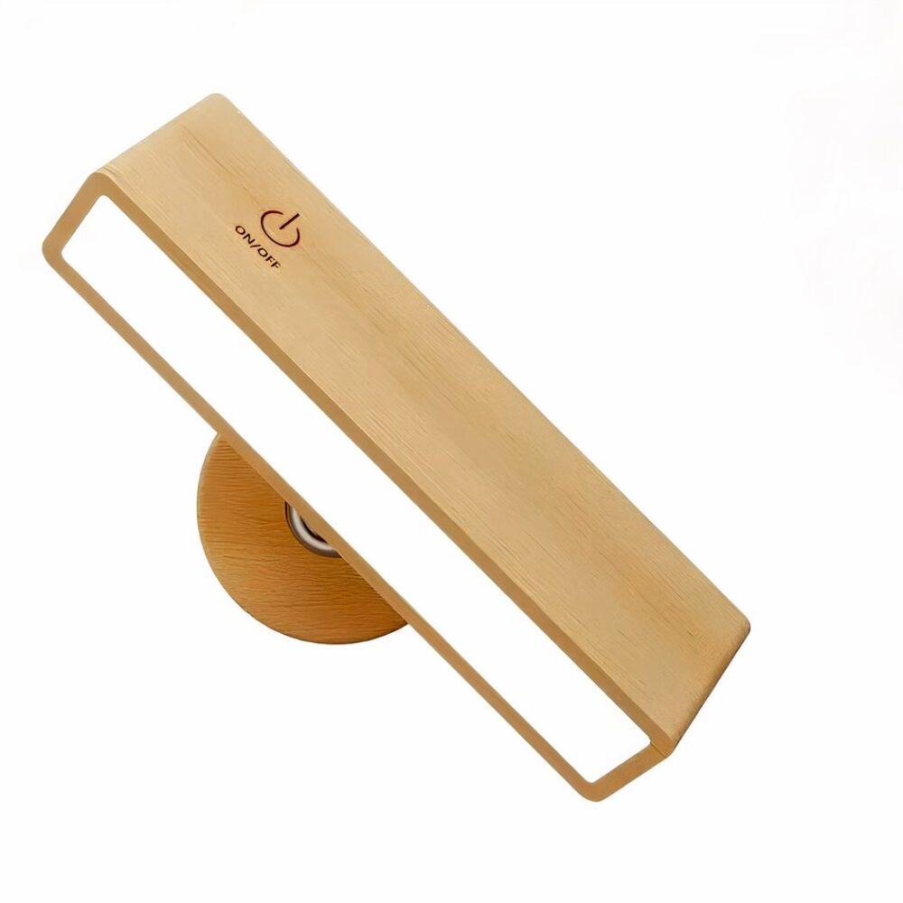 Leeslamp voor aan de muur met ronde houten voet en verlichte houten rechthoek met aan/uit-symbool bovenop. Witte achtergrond.