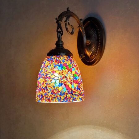 Een wandlamp in oosterse stijl met mozaïek aan de muur bevestigd