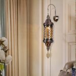 Een vintage wandlamp in oosterse stijl aan de muur