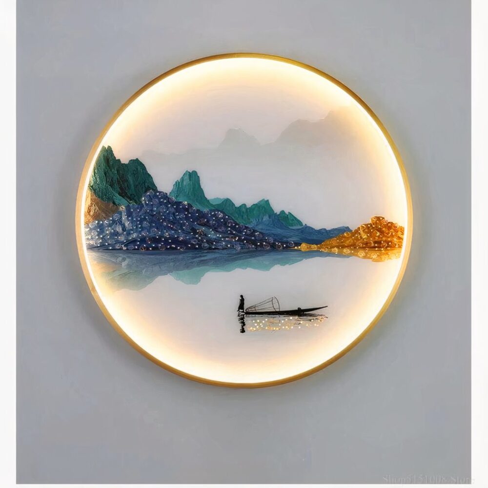 op een lichtgrijze muur staat een ronde wandlamp met een Japans landschapsmotief