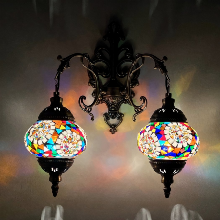 Een oosterse mozaïek wandlamp met twee koppen