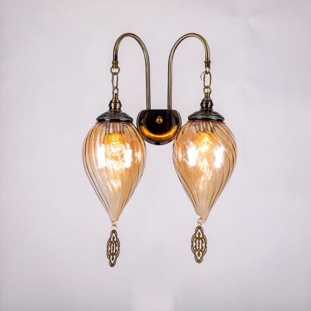 Trendy vintage wandlamp met oosterse stijl dubbele kop hangend aan een muur