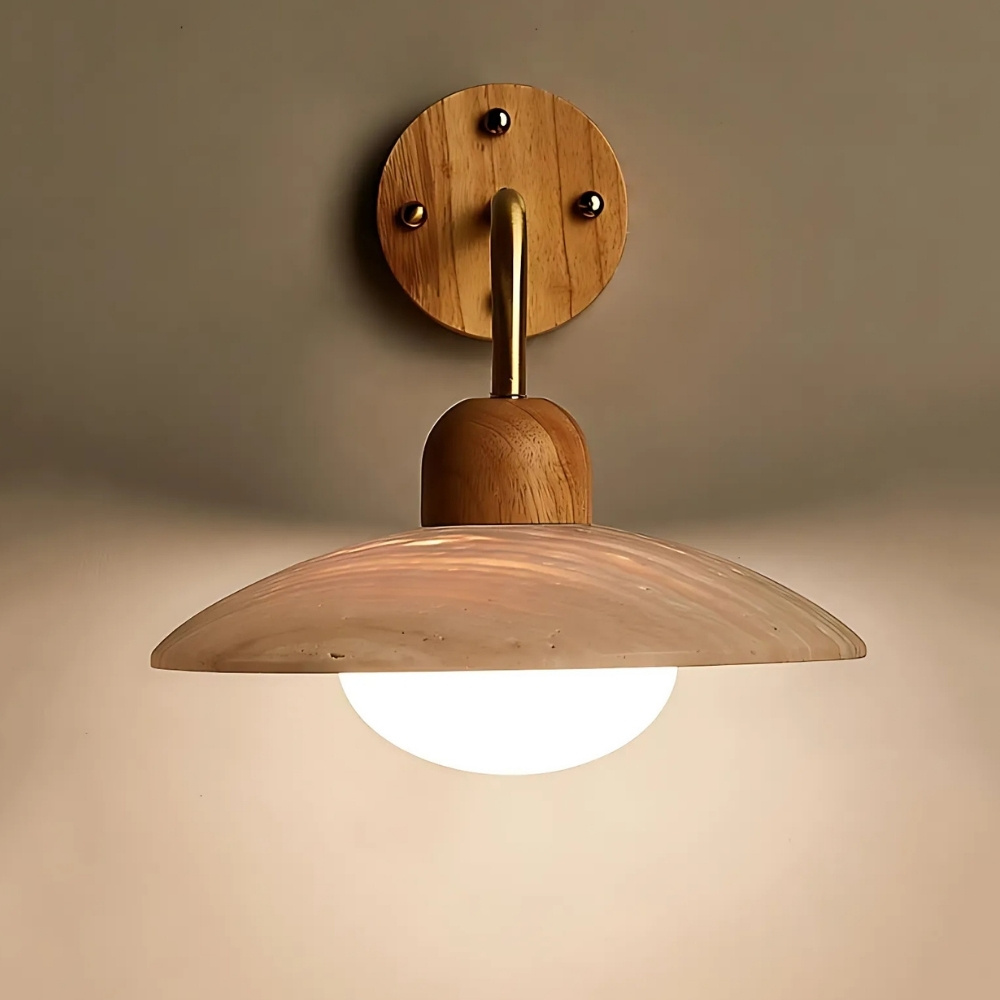 Wandlamp in travertijn en hout bevestigd aan een muur met een gloeilamp.